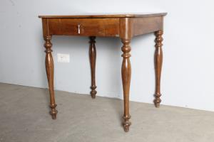 Quadratischer antiker Schreibtisch aus Nussbaumholz. Epoche Philipp Ludwig XIX. Jahrhundert. Maße 73 x 73 cm. Originalzustand.